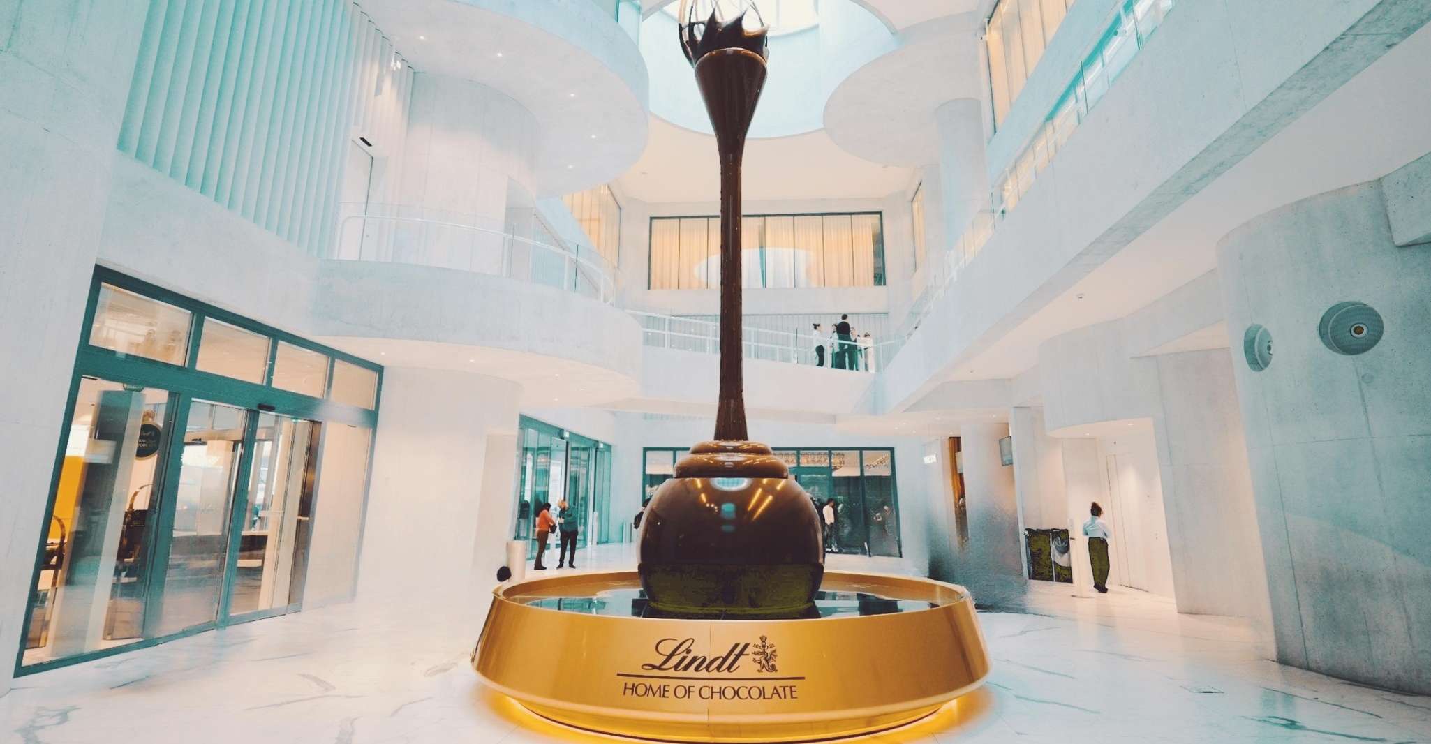 Lucerne: Lindt Chocolate Premium Tour W/ Pickup & Photoshoot