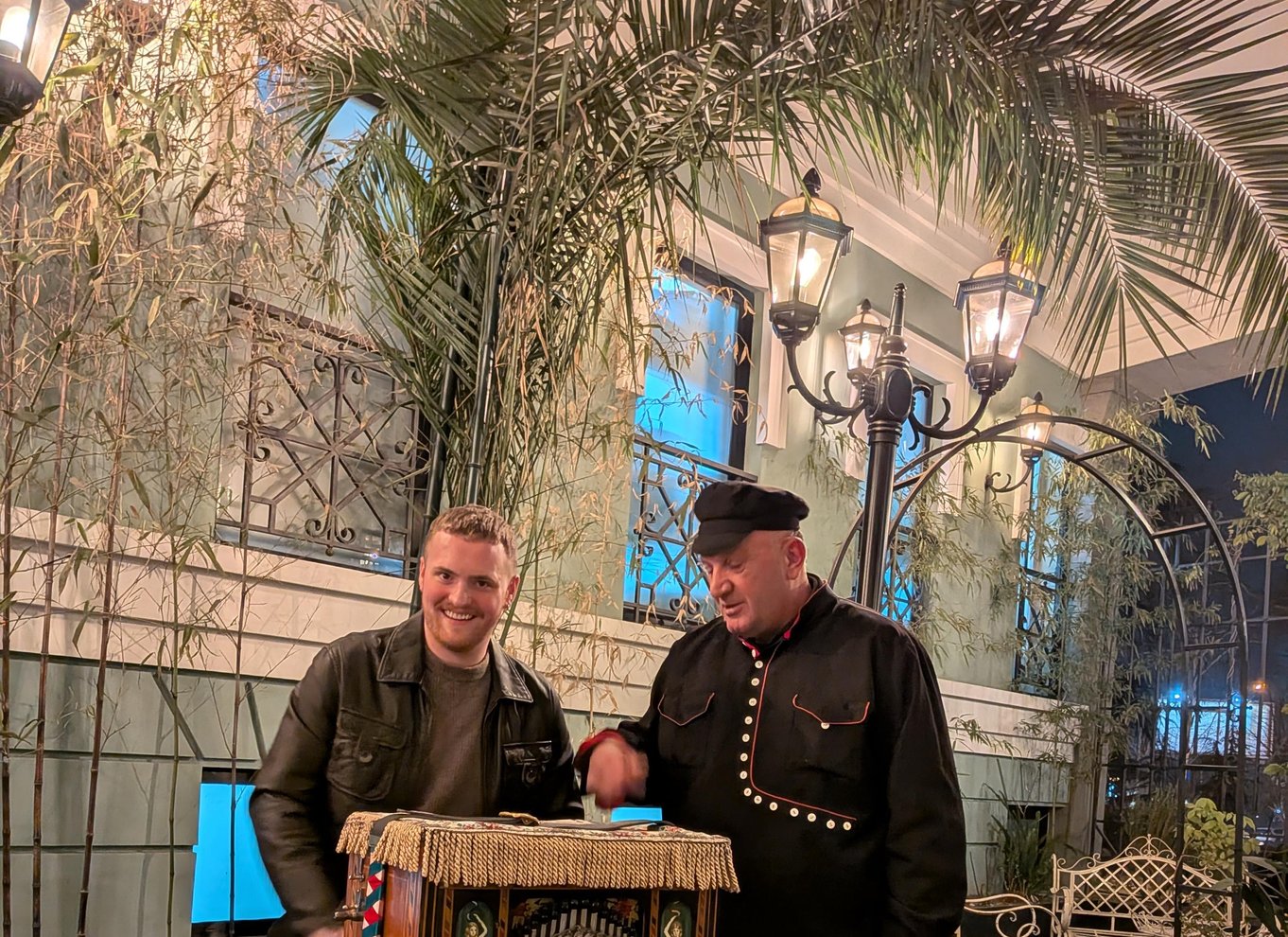 Tbilisi: georgisk middag, danseshow og afhentning på hotellet