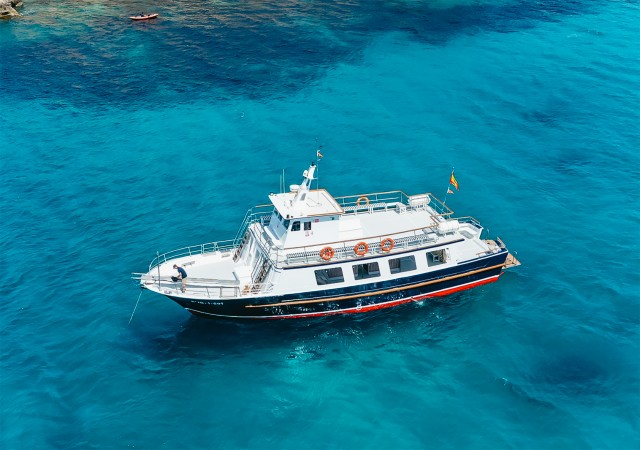 Visit Palma Palma Bay Boat Tour & Snorkeling with Drink Included in Palma di Maiorca