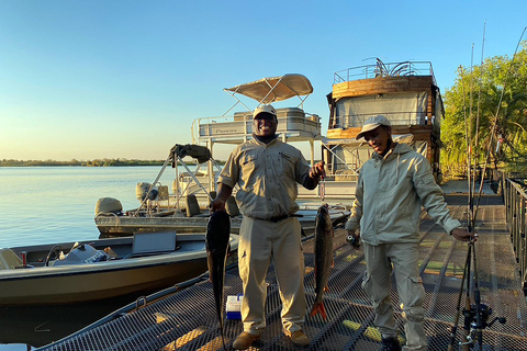 Cataratas Victoria: safari de pesca del tigre en el río Chobe con almuerzoCataratas Victoria: safari de pesca del tigre en el río Chobe con almuerzo incluido