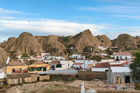 Guadix: Guided tour through Europe's largest cave district Guadix : Visite du plus grand quartier troglodyte d'Europe