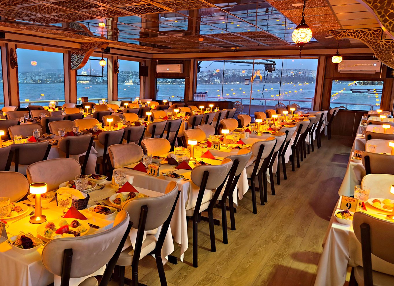 Istanbul: Bosporus-middagscruise og show med privat bord