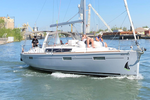 Toronto: Sailing Yacht Cruise of Toronto Harbor and Islands Shared 2-hour Day or Sunset Sailing Cruise