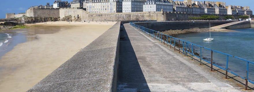 Bonjour Saint-Malo : promenade d'introduction privée de 2 heures avec un guide de la région