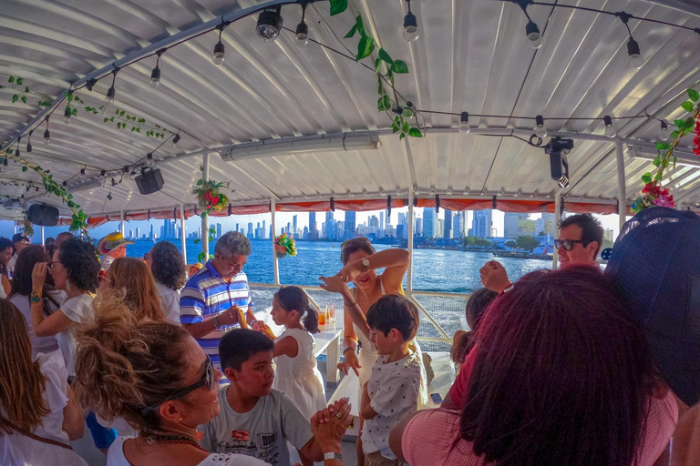 Baía de Cartagena: Passeio de barco ao pôr do sol com dança e bar aberto