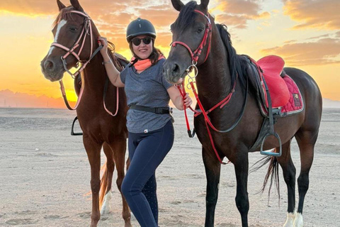 Hurghada: Abenteuerausflug mit Pferden durch die Wüste und zum StrandPrivater Ausritt in Hurghada: Wüste &amp; Strand