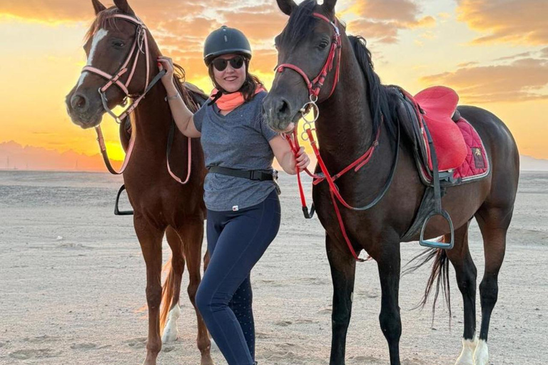 Hurghada: Abenteuerausflug mit Pferden durch die Wüste und zum StrandPrivater Ausritt in Hurghada: Wüste &amp; Strand