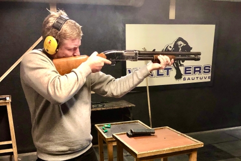 Schiet met echte wapens op de schietbaan in Riga, LetlandSchiet met 2 echte wapens op de schietbaan in Riga, Letland