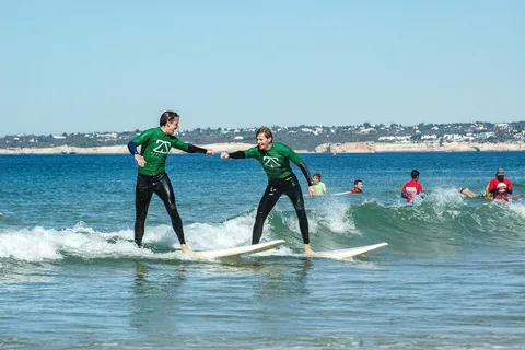 Surfsessie in Albufeira: ervaring in kleine groepen, alleen voor volwassenen