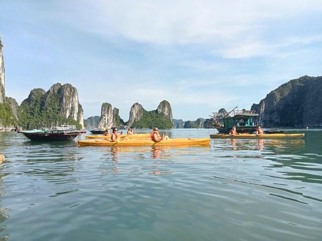 Halong bay 6 hours deluxe cruise trip, lunch, kayaking, swim