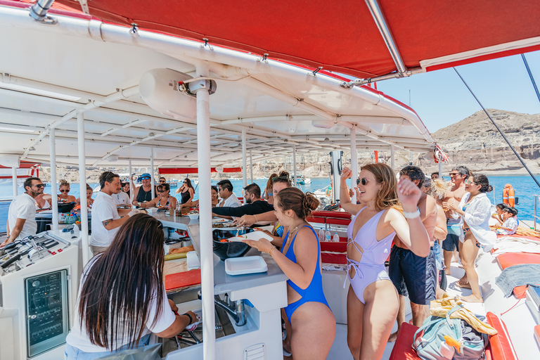 Santorin : Excursion en catamaran avec dîner barbecue, boissons et musiqueCroisière au coucher du soleil avec transfert depuis l'hôtel