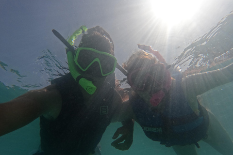 Salou: Paseo Privado en Barco Zodiac por las Calas de Salou