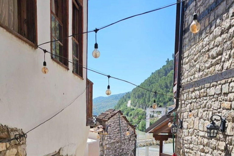 Von Durrës aus: BERAT DAY TOUR - &quot;Stadt der tausend Fenster&quot;