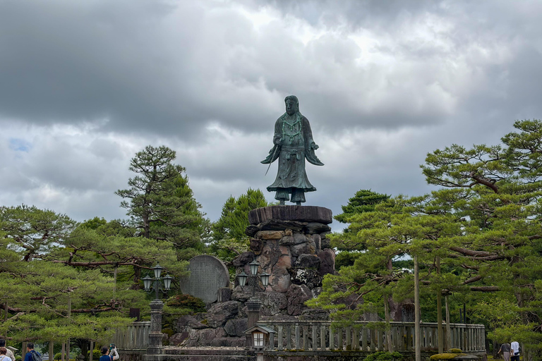 Kanazawa: Private Hidden Waterways, Castle & Kenrokuen Tour