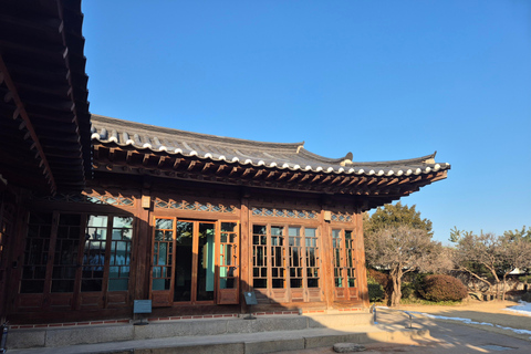 Seoul: Bukchon Hanok Village, Korean Tea Ceremony & Dessert