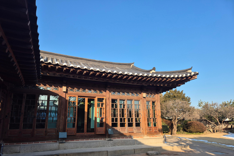 Seoul: Bukchon Hanok Village, Korean Tea Ceremony & Dessert