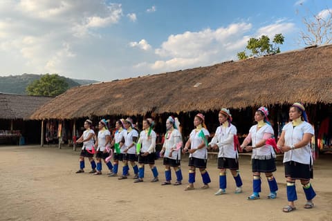 Chiang Rai: White and Blue Temples & Long Neck Village Tour - Image 2