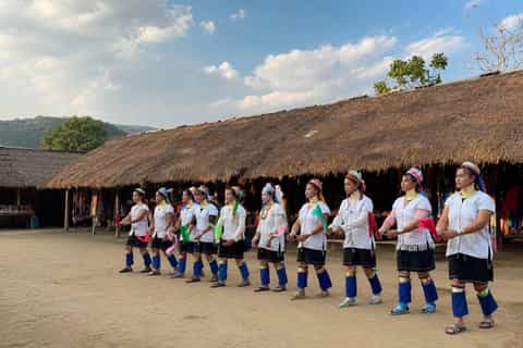 Chiang Rai: White and Blue Temples & Long Neck Village Tour - Image 3