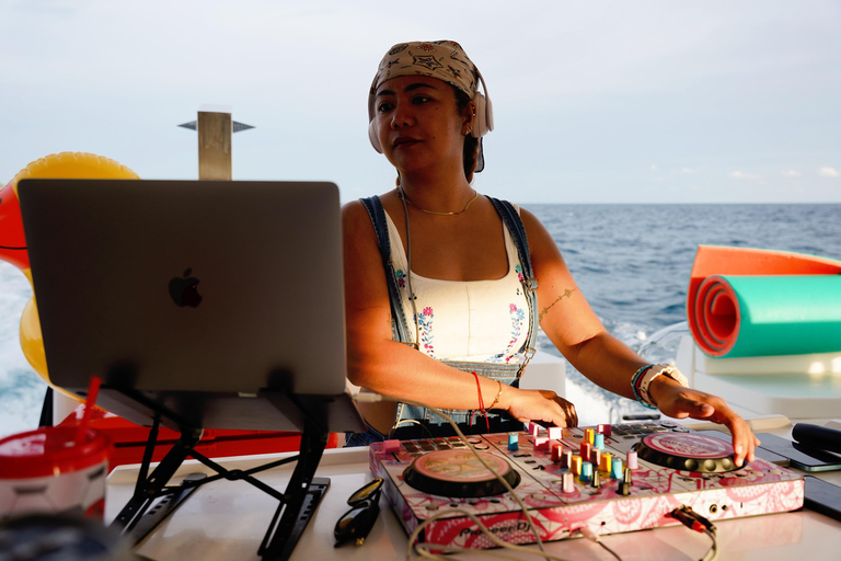 Phuket: Phi Phi Escape by VEGA Yacht with Late Departure VEGA Phi Phi – Including National Park Fee