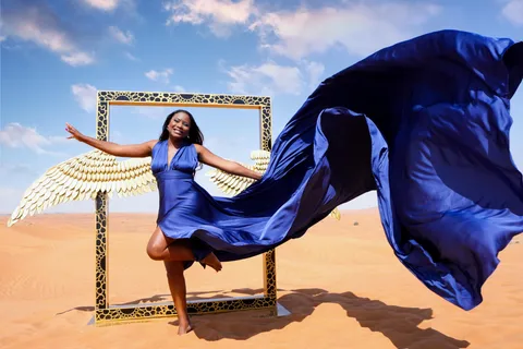 Dubai: Fotosession med flygande klänning i öknen