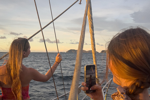 Santa Marta Bay: Sunset on a sail boat
