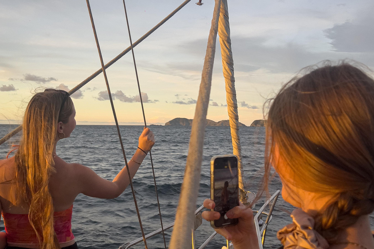 Santa Marta Bay: Sunset on a sail boat