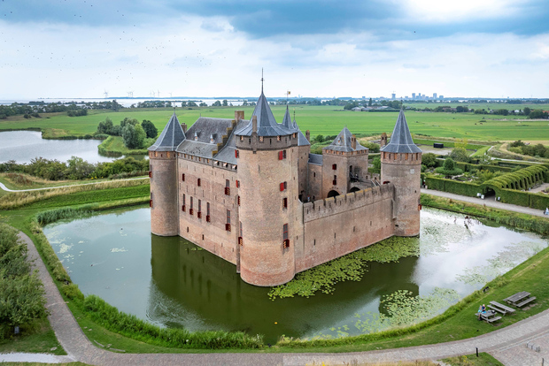 Amsterdam: Muiderslot Castle Exclusive Boat Trip
