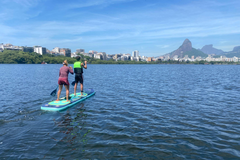 Rio : SUP Paddleboarding avec transfert en VW Kombi TransporterSUP Paddling au point de rencontre de Lagoa pendant 1,5 heures