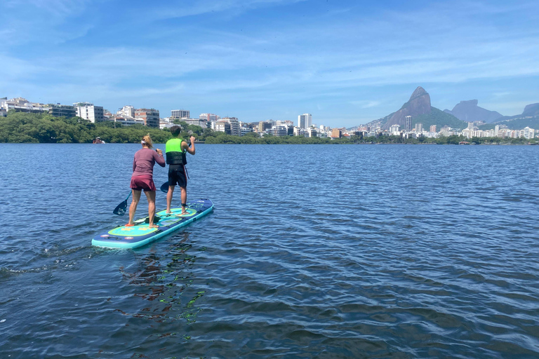 Rio : SUP Paddleboarding avec transfert en VW Kombi TransporterSUP Paddling au point de rencontre de Lagoa pendant 1,5 heures