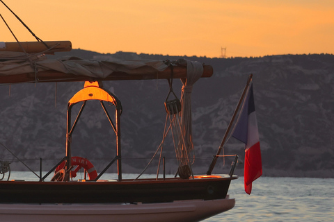 Marseille: Sunset Cruise Cocktail-Dinner in Frioul Islands