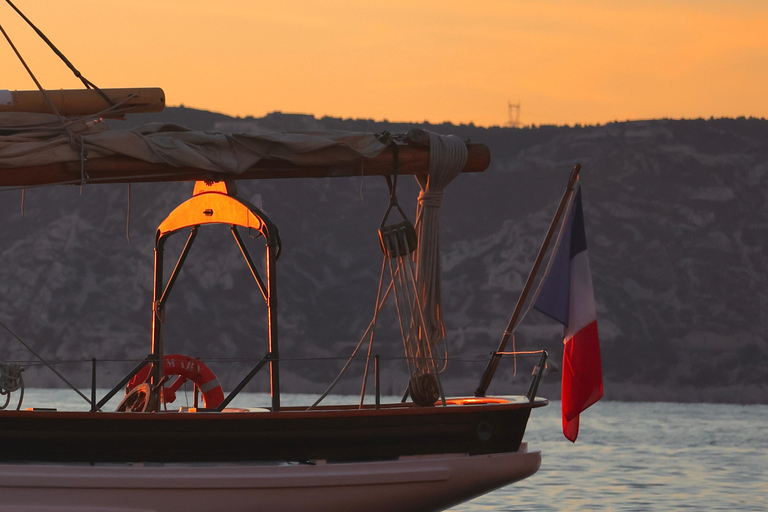 Marseille: Sunset Cruise Cocktail-Dinner in Frioul Islands