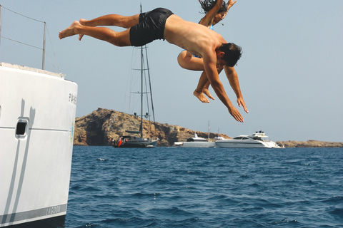 Valencia: Private catamaran (max. 10), on-board snacks and swimming – 3 hours Valencia: Private Catamaran (Max 10), Onboard Snacks and Swimming – 3 Hours
