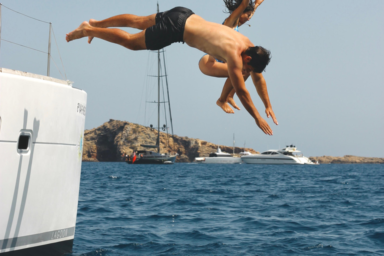 Valencia: Private catamaran (max. 10), on-board snacks and swimming – 3 hours Valencia: Private Catamaran (Max 10), Onboard Snacks and Swimming – 3 Hours