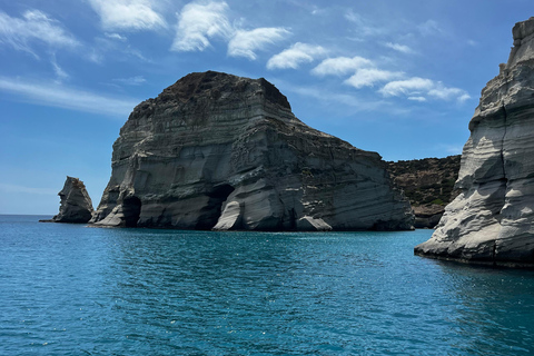 Lo mejor de Milos en velero: Kleftiko, playas y almuerzo griego
