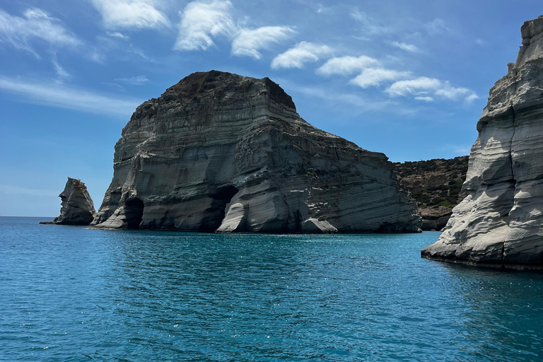 Lo mejor de Milos en velero: Kleftiko, playas y almuerzo griego