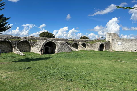 Desde Tirana y Durres: excursión de un día a Berat y al lago Belshi