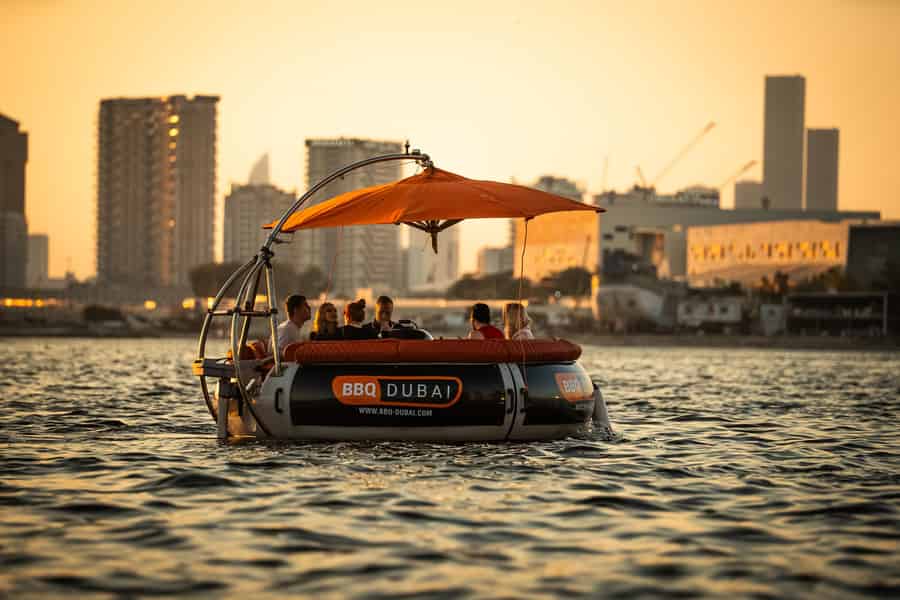 Dubai: Donut-Bootsfahrt mit Getränken. Foto: GetYourGuide Dubai: Donut-Bootsfahrt mit Getränken. Foto: GetYourGuide