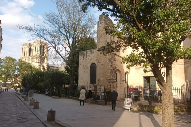 Paris: Notre Dame &amp; Ile de la Cité Tour with Sainte ChapelleItalian Tour of Ile de la cite with Sainte Chapelle tickets