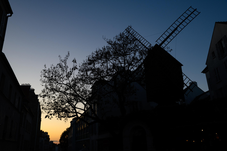 Paris: Experience the romance of Montmartre on a walk with a pro photographer Paris: Experience romance in Montmartre, a walk with a photographer in English