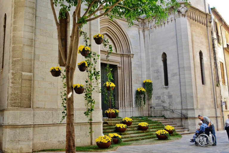 Barcelona: Day trip to Girona Flowers Festival & Besalu