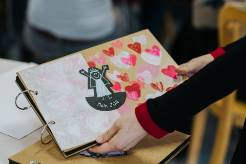 Düsseldorf: Bachelorette Bride Book – Design a Unique Piece for the Bride Together Düsseldorf: Bachelorette Party Bride Book - Create a unique book for the bride together