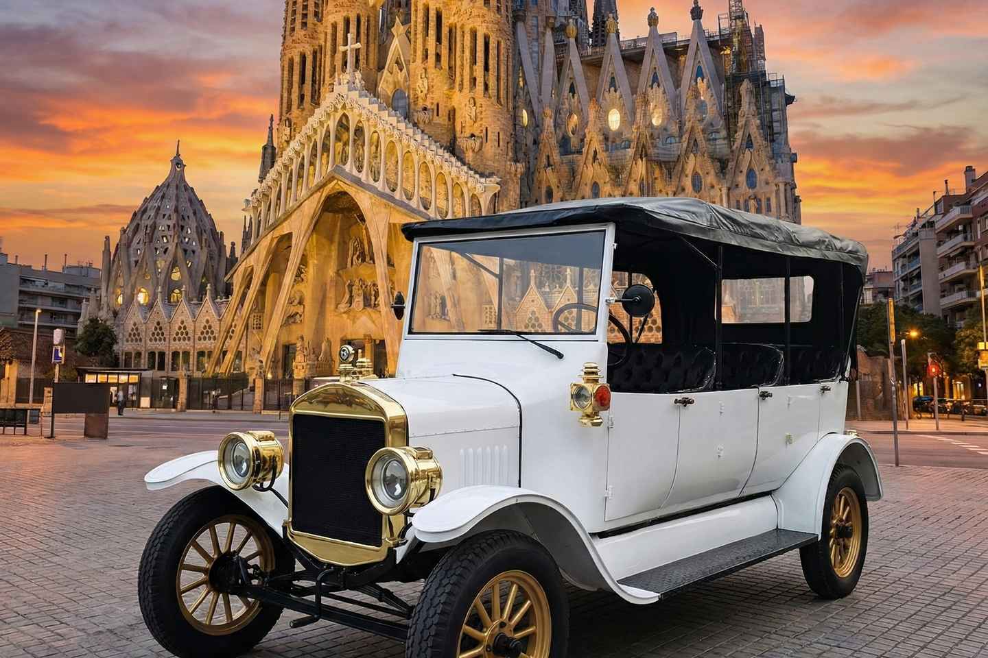 Barcelona: Private Tuk Tuk Sightseeing Tour - Gaud, Sagrada Familia and Highlights - Guided tour: Essential Barcelona (Tuk Tuk)