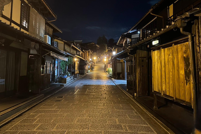 Kyoto: tour a piedi serale a Gion e nel quartiere delle geisheKyoto: tour a piedi serale di Gion e del quartiere delle geishe