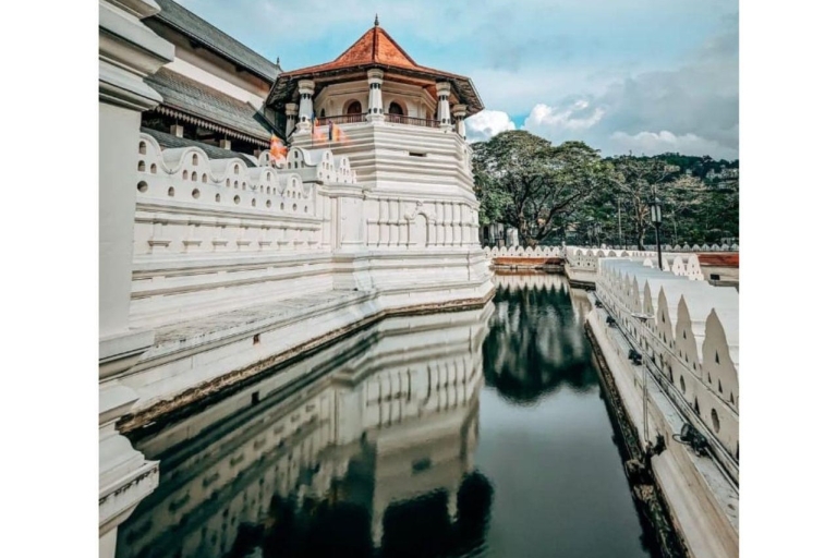Kandy City Tuk Tuk Excursion: Discover Cultural Wonders and