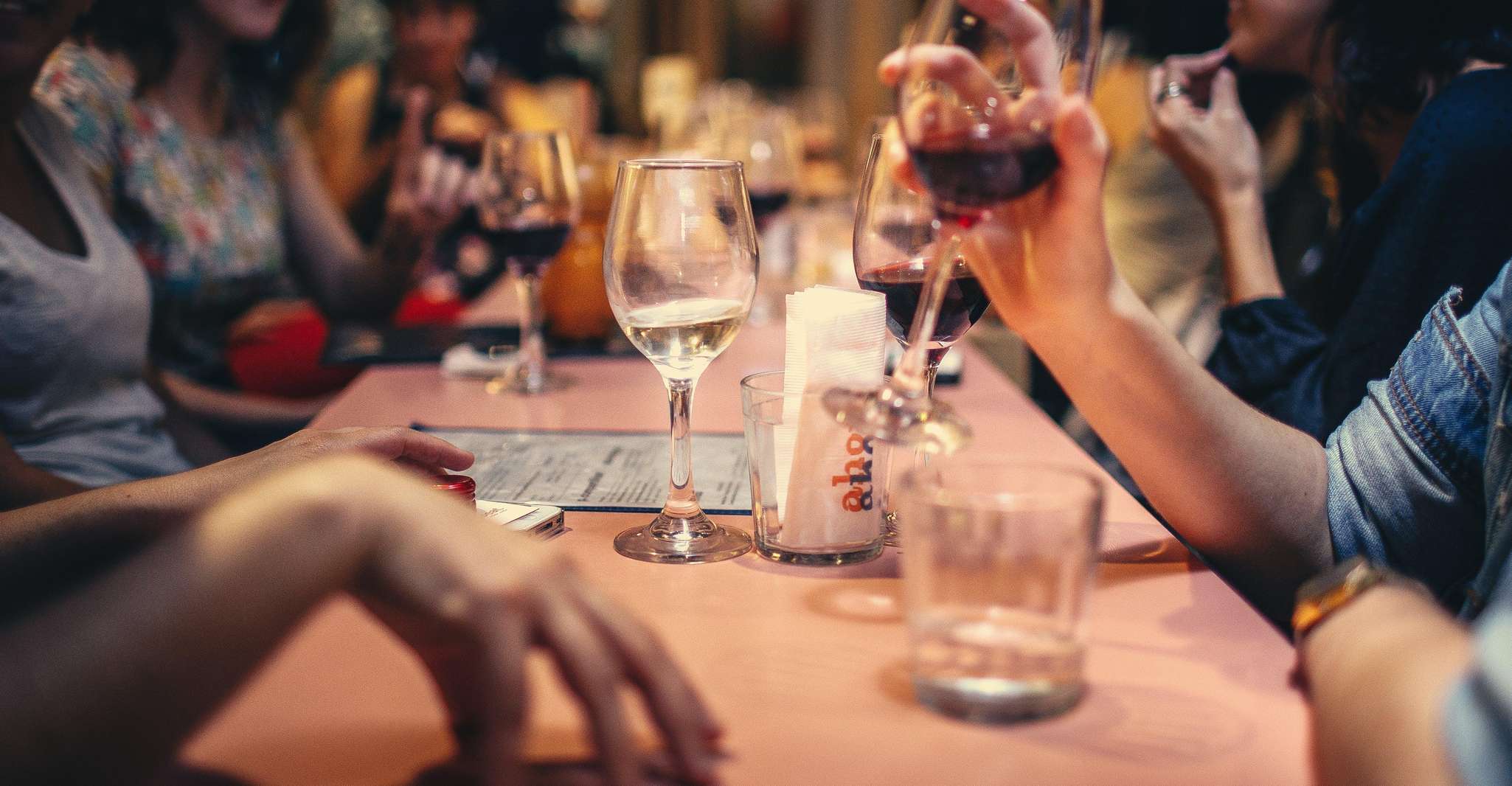 Cata de vinos Laguna Beach Montage Hotel Galerías de Arte - Hizvo