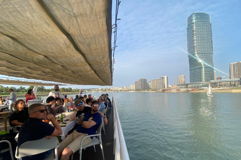 Belgrado: Crociera al tramonto in barca aperta con guida dal vivoBelgrado: Crociera guidata in barca