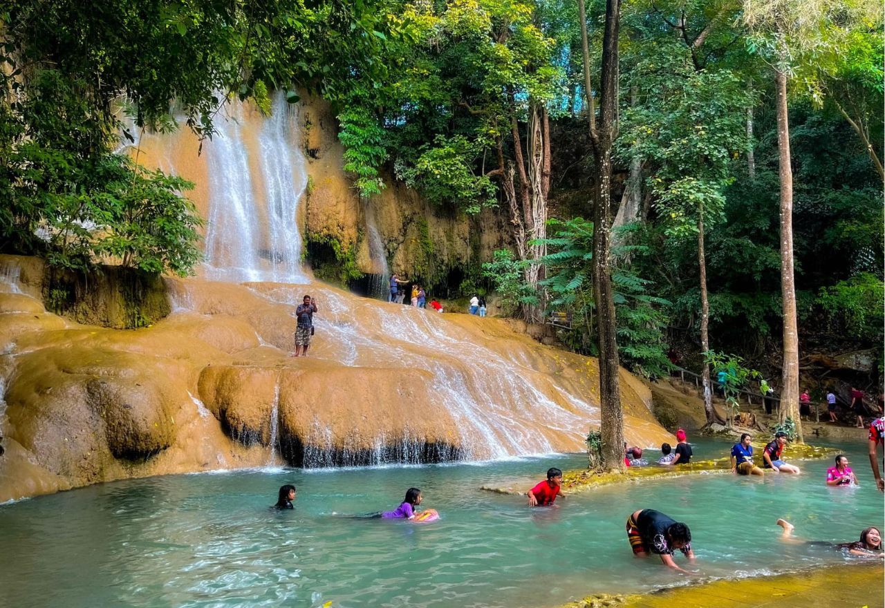 Kanchanaburi: Sai-Yok-Wasserfall & Tigerhöhlen-Tempel, privat