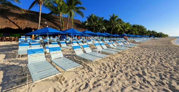 Cozumel: Paradise Beach Club Day Pass with Food & Drinks