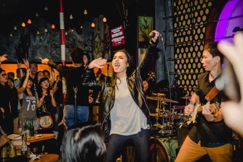 Saigón al anochecer: tour en escúter con cerveza, comida y música en directo