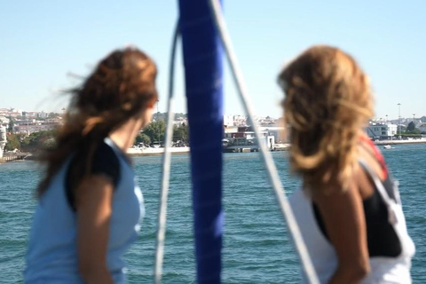 Wycieczka statkiem o zachodzie słońca w Lizbonie z winem w cenie